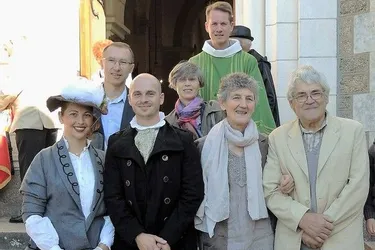 Les mariés en 6 bénis à la messe