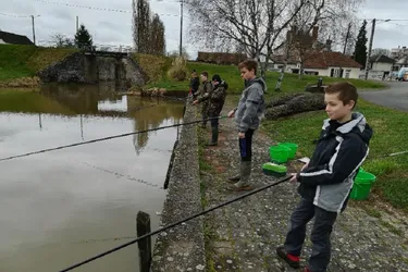 Les jeunes s’essayent à la pêche au coup