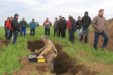 Les agriculteurs locaux étaient invités à découvrir des méthodes bios de fertilisation des sols