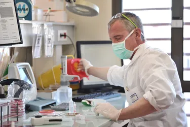 « Ce patient est positif au Covid » : plongée dans le laboratoire d'Aurillac (Cantal) où l'on traque le virus