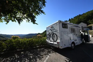 Soupçonné d'avoir pillé des camping-cars sur les aires d'autoroute du Puy-de-Dôme, il reste incarcéré