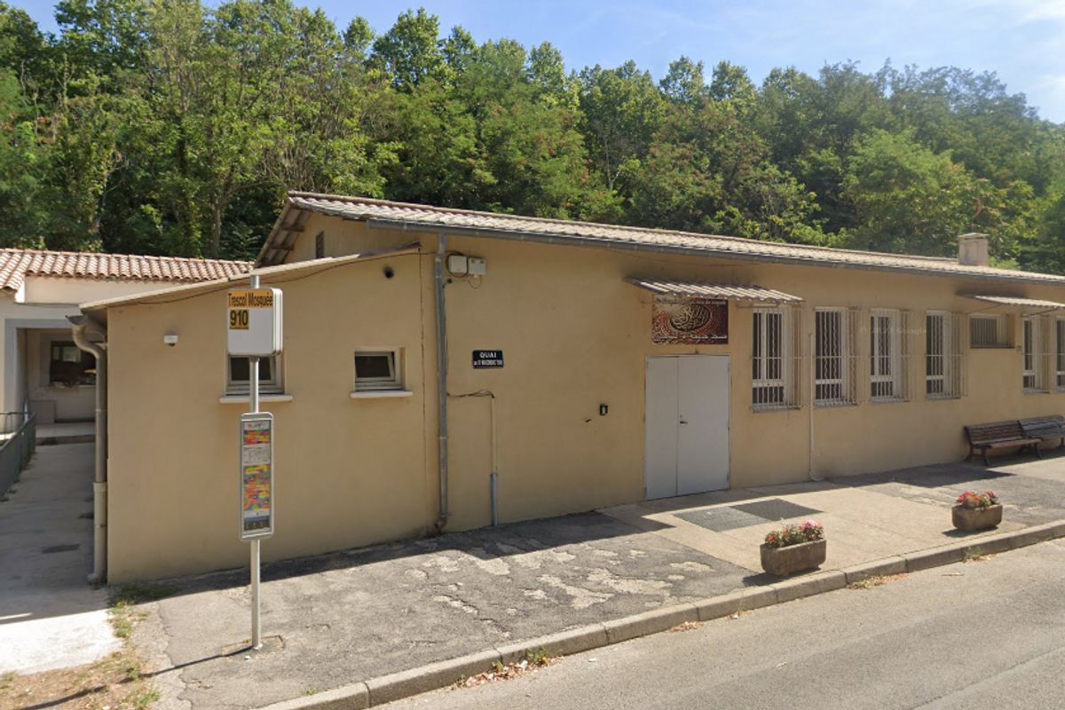 "40 ou 50 coups de couteau", suspect en fuite : ce que l'on sait du fidèle musulman tué dans une mosquée du Gard