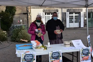 Deux restaurateurs ont tenu un stand sur le marché de Riom (Puy-de-Dôme) ce samedi matin : "On espère retrouver nos clients"