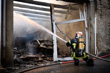 Un incendie détruit trois granges à Veyre-Monton (Puy-de-Dôme)