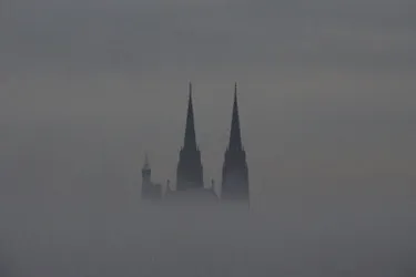 Quand la cathédrale de Clermont flotte dans la brume et les nuages