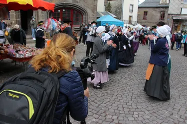 A Besse (Puy-de-Dôme), les locaux sont fiers de leur marché, qualifié pour le concours de TF1 du Plus beau marché de France