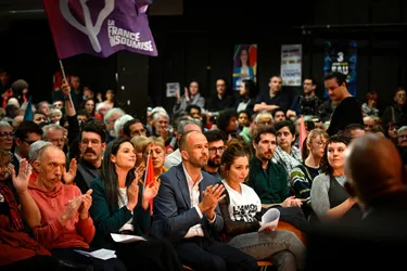 Vue panoramique d'un sentier de randonnée enneigé dans les montagnes françaises au lever du soleil.