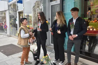 Une vente de roses organisée par les étudiants de l'IUT de Montluçon (Allier) au profit de trois associations
