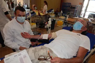 53 donneurs de sang tendent le bras