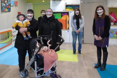 Des masques inclusifs pour les assistantes maternelles à Désertines (Allier)