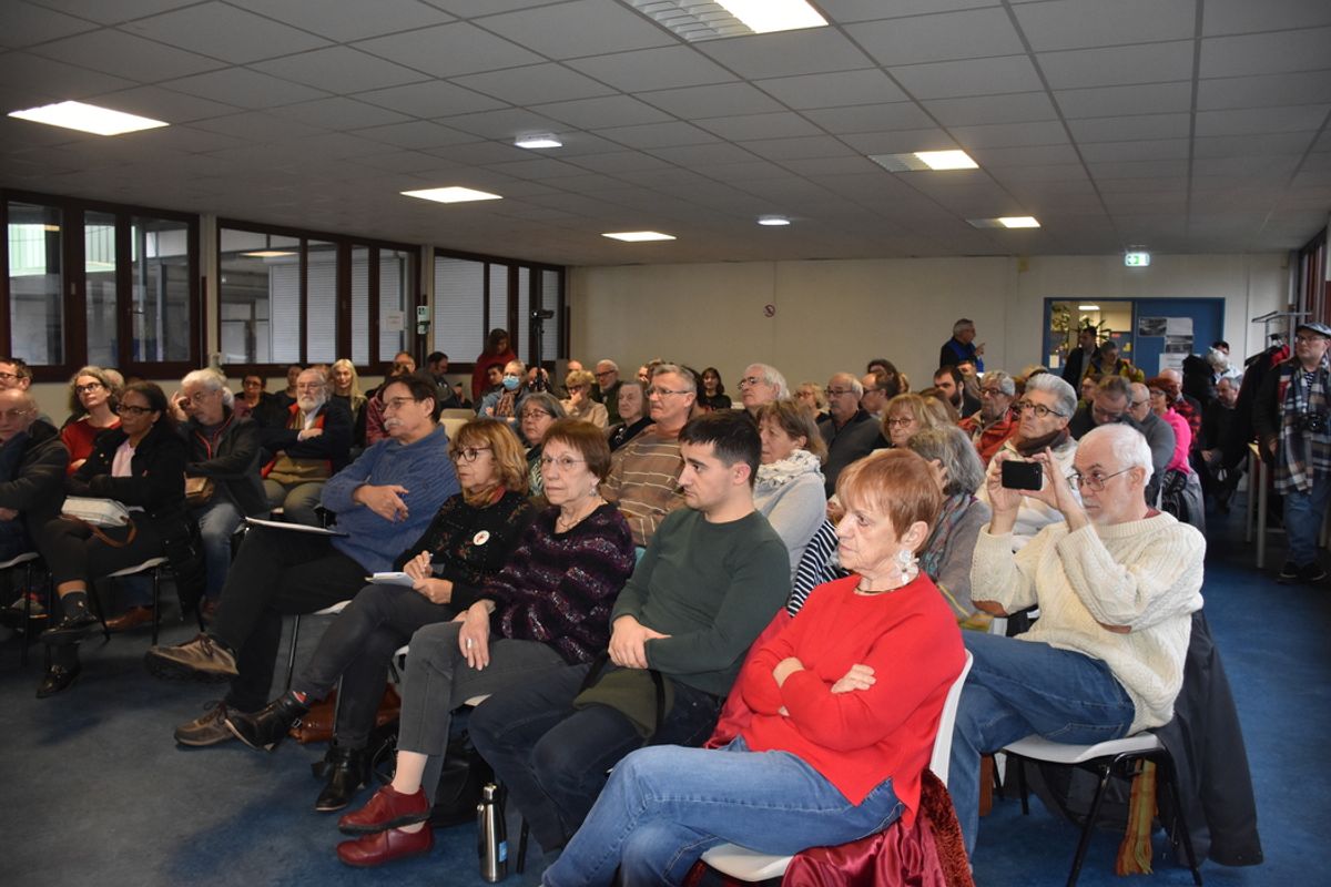 Venue de Jordan Bardella dans le Loiret : plus de 120 personnes réunies pour dénoncer les idées du RN