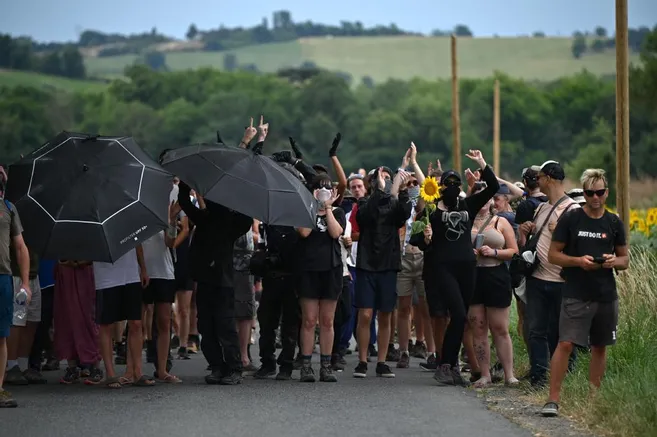 Des Centaines De Personnes Manifestent Dans Le Tarn Contre L A69 Des Centaines De Personnes Manifestent Dans Le Tarn Contre L A69