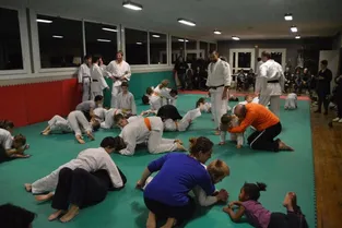 Après le judo, on s’essaie au taïso