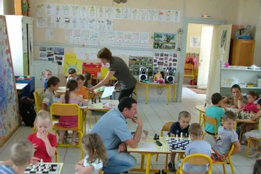 De bons joueurs d’échecs dans trois écoles