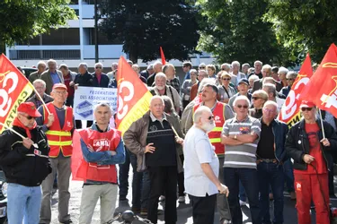 Les retraités mobilisés ce jeudi matin devant la préfecture du Cantal