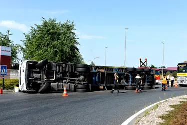 Un camion se couche dans un rond-point à Ormes, la circulation perturbée