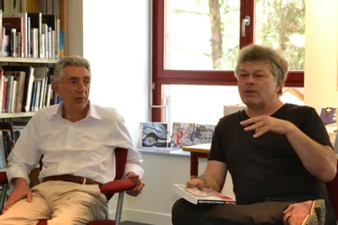 Les auteurs Pierre Jourde et Bernard Jannin côte à côte pour parler du village de Lussaud