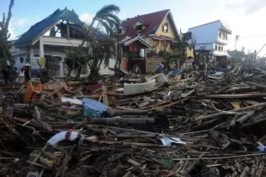 Les autorités craignent plus de 10.000 morts aux Philippines après le passage du typhon Haiyan