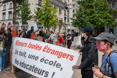 Clermont - Ferrand : Rassemblés place de Jaude, les manifestants demandent la régularisation des personnes sans-papiers