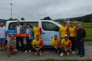 Un minibus pour les footballeurs FC Nord Combraille à Saint-Eloy-les-Mines (Puy-de-Dôme)