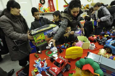 Arbre de Noël et jouets pour tous dans les locaux d’Emmaüs, hier, à Aubière