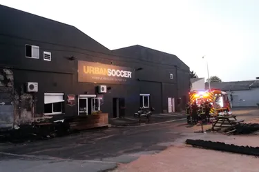Les flammes détruisent la terrasse et lèchent la façade de l'entreprise Urban Soccer