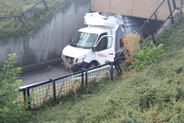 Une camionnette coincée sous le pont de La Pardieu