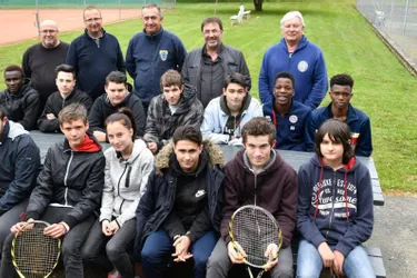 Des élèves de CAP ont rénové le club house et les courts du Racing club tennis Montluçon