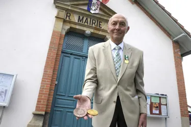 Michel Brunol, 80 ans, premier magistrat d’Aubigny pendant un demi-siècle, a reçu trois médailles