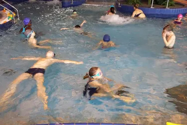 Les enfants apprennent à nager