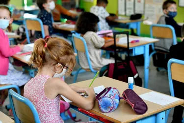 Moins de 2.400 classes fermées en France pour cause de Covid-19, chiffre en forte baisse sur une semaine