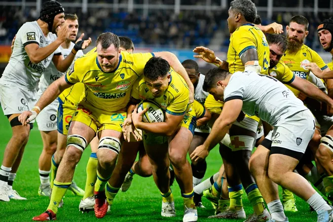 File:Félix Mayol donnant le coup d'envoi du match Olympique de Paris-Toulon, en