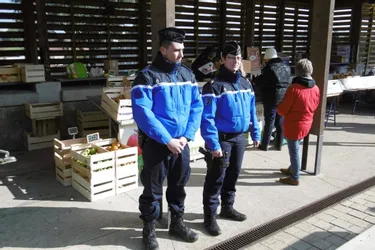 Sur le marché, dans les écoles, les gendarmes de la communauté de brigades veillent