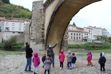 Les écoliers ont découvert le pont de leur village