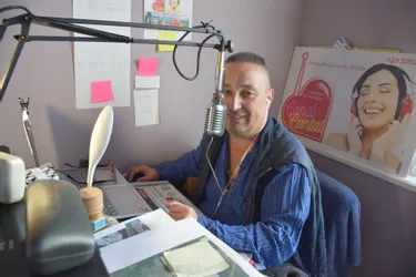 Il lance une radio en ligne depuis Massiac (Cantal)