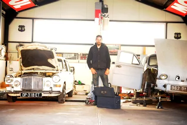 Le garagiste a quitté la région parisienne pour réparer des voitures anciennes à la campagne