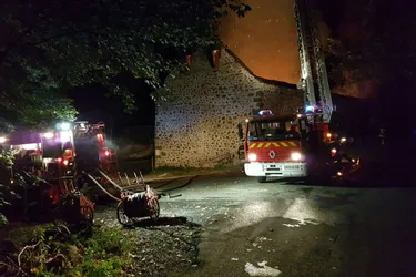 Cantal : un incendie détruit 110 ballots de paille et du matériel agricole