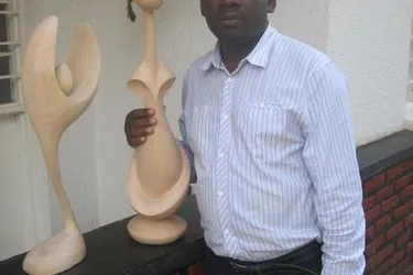 Un sculpteur sur bois rwandais à la Maison du Folklore