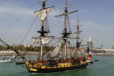 L'Hermione, le bateau de La Fayette, a quitté La Rochelle sous les vivats du public