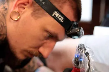 Ce tatoueur de Guéret va devoir renforcer des règles d'hygiène déjà drastiques pour protéger ses clients