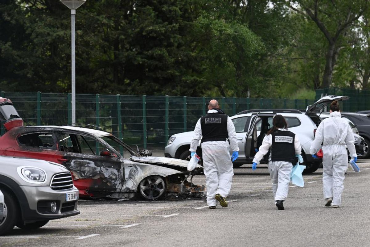 Attaques dans les prisons, trains de la colère, sortie du pape pour Pâques... Les cinq infos à retenir de la semaine