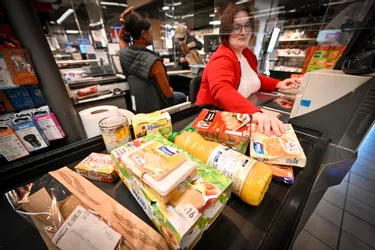 "J'ai dû apprendre à compter pour faire mes courses" : quand l'inflation déprime les consommateurs
