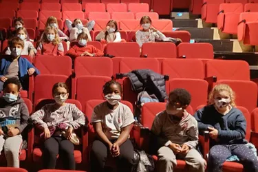 Les écoliers de Jules-Ferry au spectacle au Petit Vélo