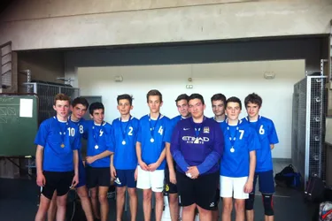 Une place de premier pour l'équipe de handball du collège de Doyet