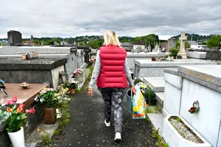 Les cimetières rouverts à Brive : "Je n'ai pas vraiment compris pourquoi on ne pouvait plus venir se recueillir"