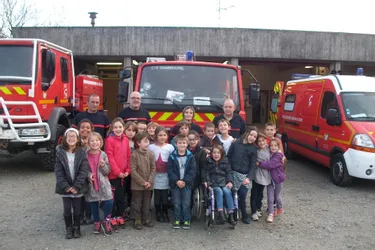 Les écoliers rencontrent les pompiers