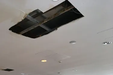 Les pluies d'orage ont traversé le plafond de la médiathèque de Guéret