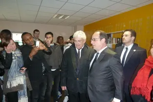 Le président François Hollande inaugure le CHRS Le Roc à Brive