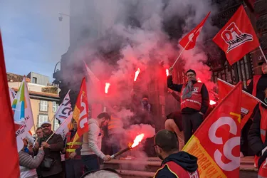 [En images] Les opposants à la réforme manifestent devant la préfecture de Clermont-Ferrand