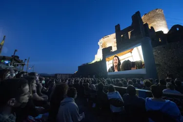 Au château de Murol (Puy-de-Dôme), avec les 700 chanceux qui ont pu voir le film Kaamelott sur les lieux du tournage